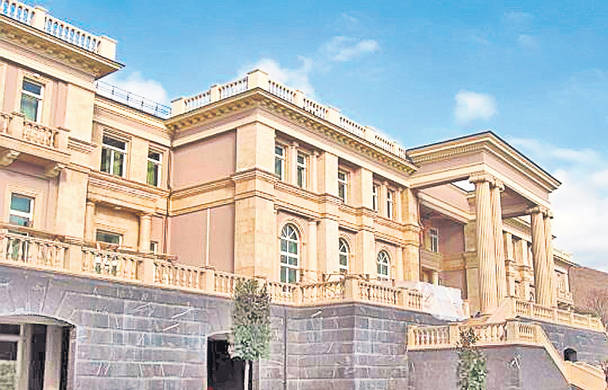 Își ține amanta într-un palat de un miliard de dolari