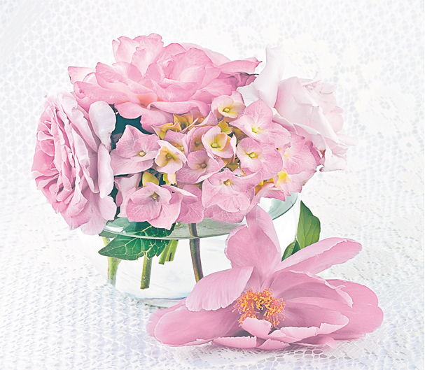 Decorul nunţii va fi realizat din trandafiri, bujori şi hortensii de culoare roz