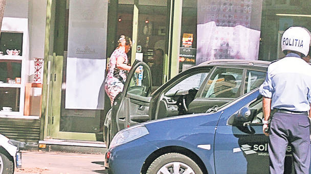 Sida Ionescu, mama lui Bogdan, a fost ieri la un luxos magazin de decoraţiuni interioare, unde a stat minute bune. De acolo, s-a oprit la un chioşc anticariat şi a cumpărat mai multe cărţi