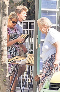 Elena și Syda își fac singuri ultimele pregătiri de nuntă