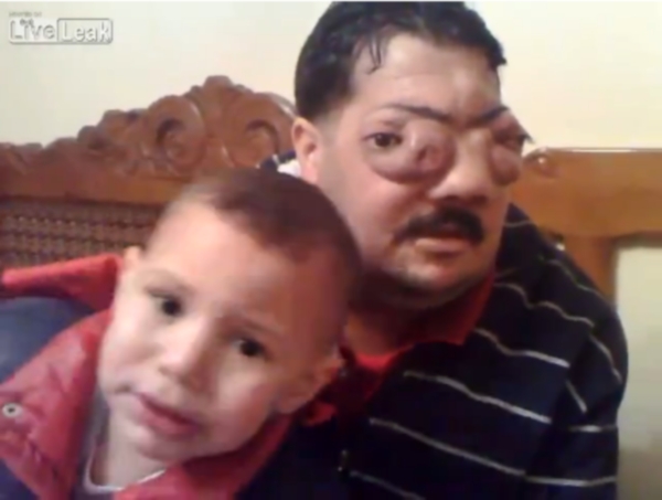 "NIMENI NU MĂ MAI PRIVEŞTE ÎN OCHI". Drama bărbatului cu un copil în braţe | VIDEO ŞOCANT