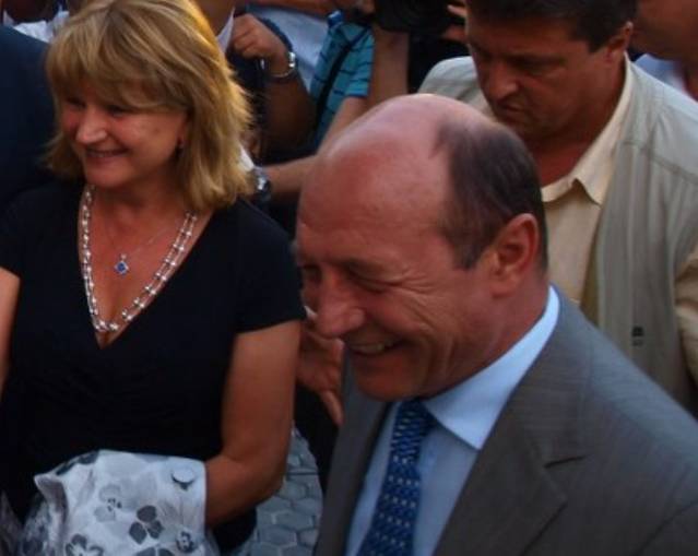 Traian Băsescu a petrecut la mare cu foştii colegi Traian Băsescu a petrecut la mare cu foştii colegi