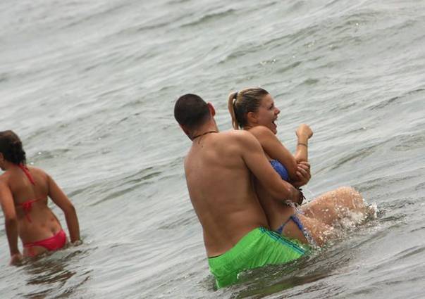 PREZENTATOARE DE ŞTIRI, de la NOI, SURPRINSĂ în SCENE FIERBINŢI. Uite-o cum se IUBEŞTE cu partenerul ei, ÎN MARE