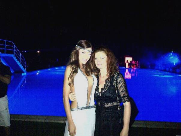 BIANCA, în ÎMBRĂŢIŞAREA care a stârnit nebunia fanilor. Pe cine strânge în braţe roşcata