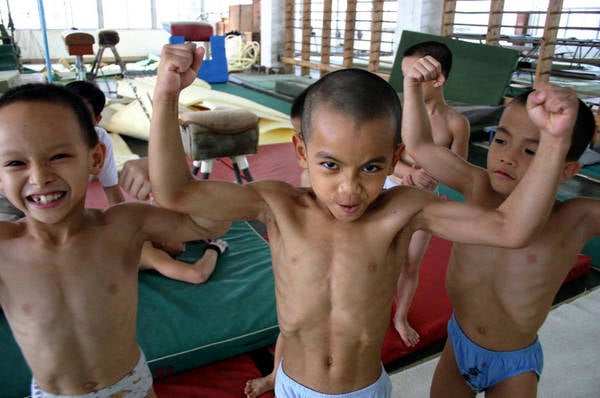 IMAGINILE DURERII! Trec prin IAD ca să aducă AURUL OLIMPIC CHINEI! Uite la ce tratamente sunt supuși sportivii de mici! FOTO