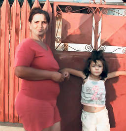 Dilema invitaţilor la petrecerea organizată cu ocazia căsătoriei Elenei Băsescu cu Bogdan Ionescu: Dăm bani sau cadou la nuntă?