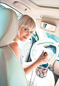 Atenţie, se fură poşete, telefoane şi bijuterii! Iată cum te fereşti de tâlhari