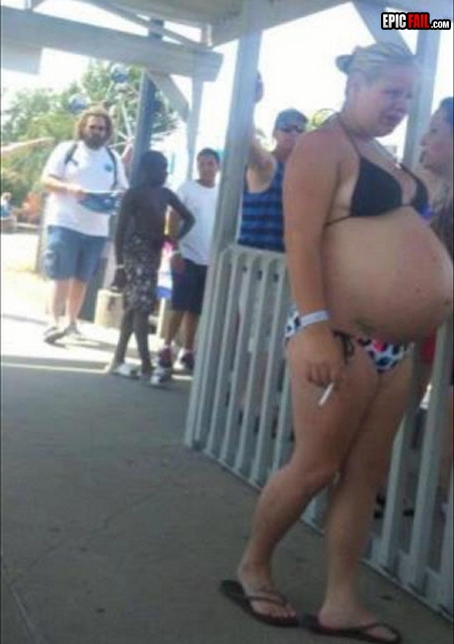 ASTA NU E MAMĂ! Ce-i face această femeie copilului său E DE NECONCEPUT | FOTO