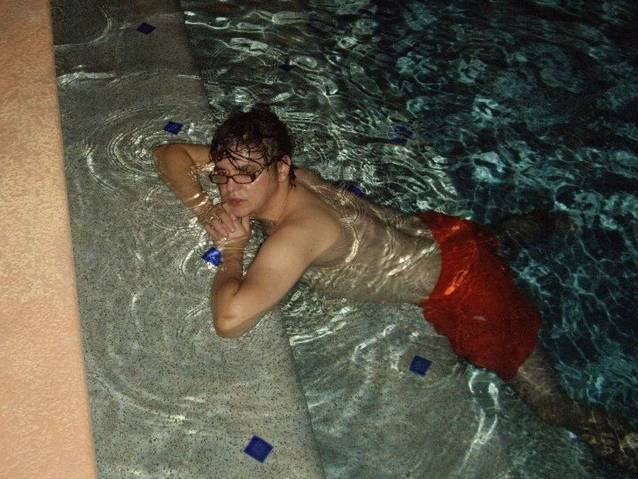 Un designer de la noi, la miezul nopţii în piscină! Ghici cine este | FOTO