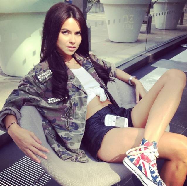 Ghici ce ţine INNA LA "PĂSĂRICĂ"! Măreşte imaginea şi vei afla | FOTO