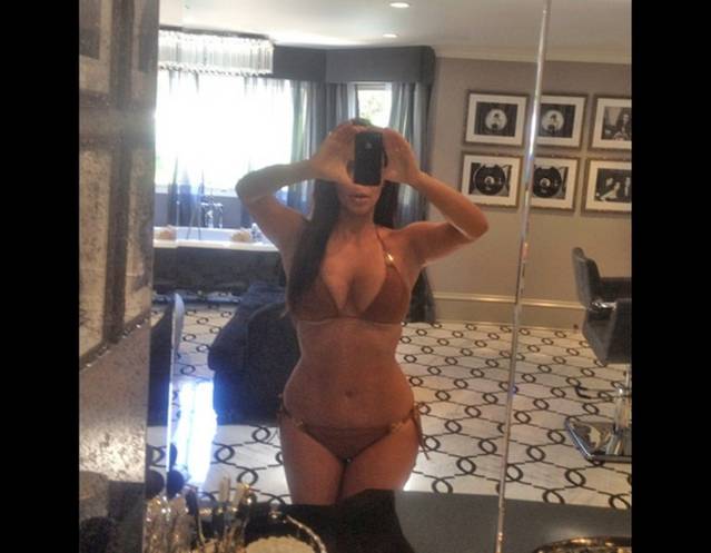 Kim Kardashian în costum de baie