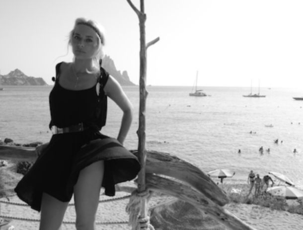 Laura Cosoi, CU ROCHIA RIDICATĂ DE VÂNT! Ce crezi că au văzut cei din jur? | FOTO