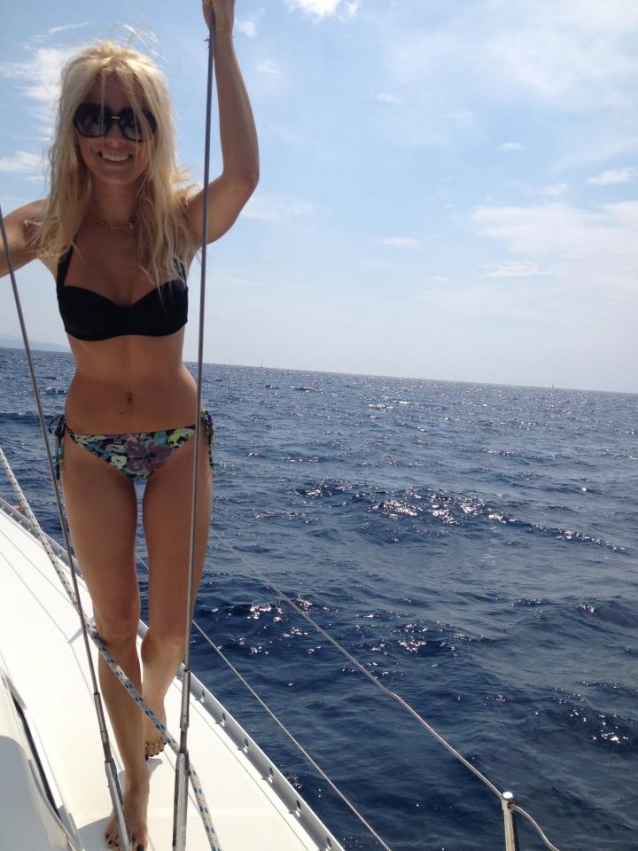 Laura Cosoi ŞI-A ÎNNEBUNIT fanii pe internet! A pozat APROAPE GOALĂ | FOTO