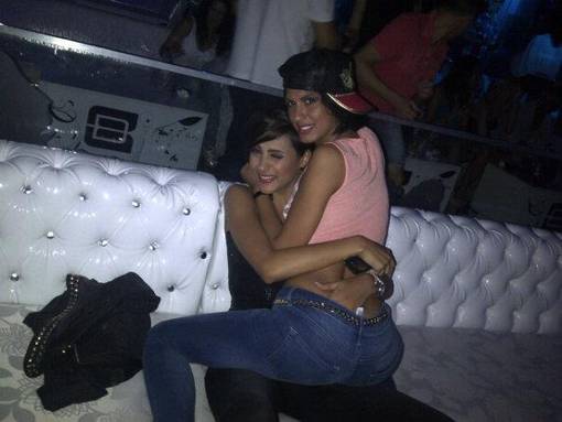 Mădălina Pamfile, în ipostaze INTERZISE MINORILOR, împreună cu o femeie