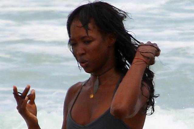 Naomi Campbell cheleşte Naomi Campbell cheleşte