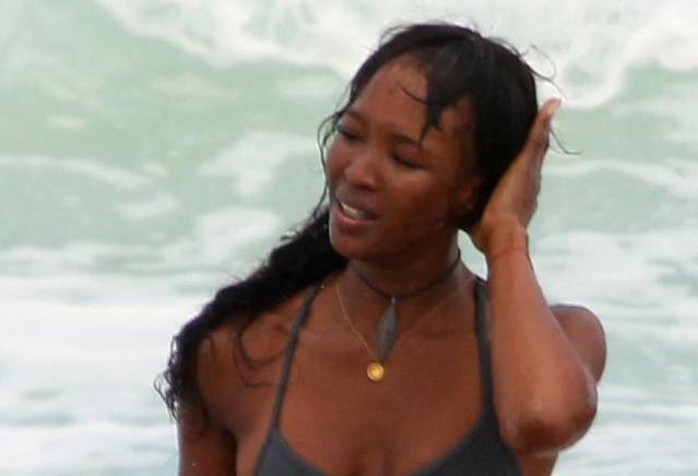 Naomi Campbell cheleşte Naomi Campbell cheleşte