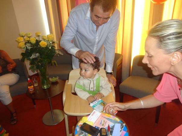 Oana Turcu şi Cristi Brancu i-au tăiat moţul fiului lor la Viena. Uite ce a ales Tudor de pe "tava destinului" | FOTO