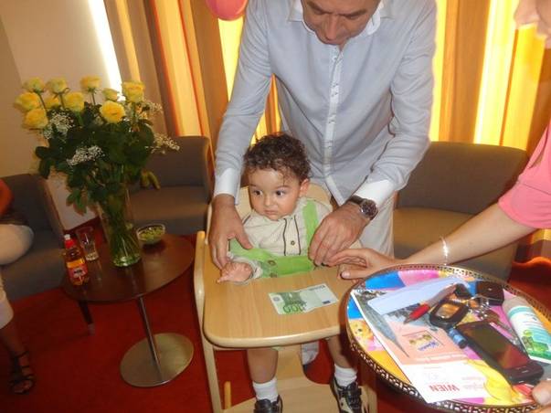 Oana Turcu şi Cristi Brancu i-au tăiat moţul fiului lor la Viena. Uite ce a ales Tudor de pe "tava destinului" | FOTO