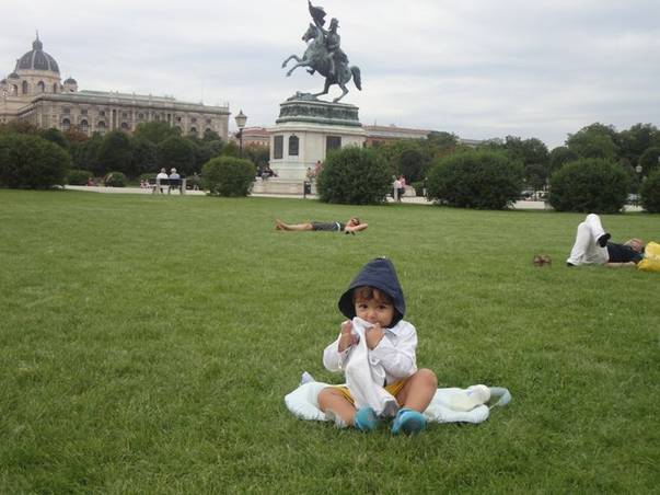 Oana Turcu şi Cristi Brancu i-au tăiat moţul fiului lor la Viena. Uite ce a ales Tudor de pe "tava destinului" | FOTO