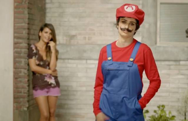 Penelope Cruz cu mustaţă într-o reclamă Nintendo Penelope Cruz cu mustaţă într-o reclamă Nintendo
