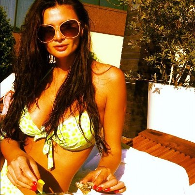 Te întrebi cum arată Ramona Gabor aproape goală? Uite-o lenevind la soare