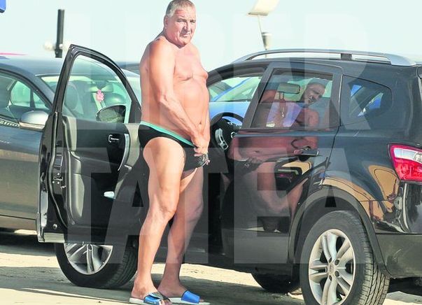 VEDETE în IPOSTAZE PENIBILE! Cu mâna în chiloți, scărpinându-se la... | FOTO