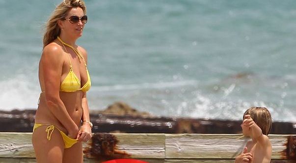 VEDETE în IPOSTAZE PENIBILE! Cu mâna în chiloți, scărpinându-se la... | FOTO