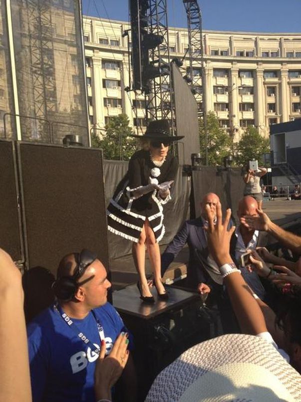 SPECTACOLUL S-A ÎNCHEIAT! LADY GAGA A VOMAT ÎN TIMPUL CONCERTULUI, la BUCUREŞTI. I s-a făcut RĂU şi s-a dus în culise