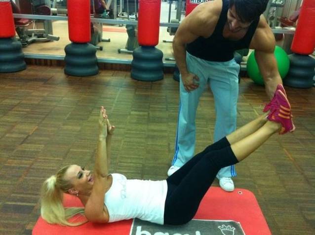 "Mă simt vinovată! Nu ştiu dacă mă mai primeşte!". Aşa se tânguieşte o vedetă de la noi după ce A CĂLCAT PE BEC