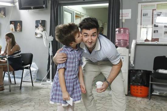 Uite ce domnişoară îl pupă cu foc pe Smiley!