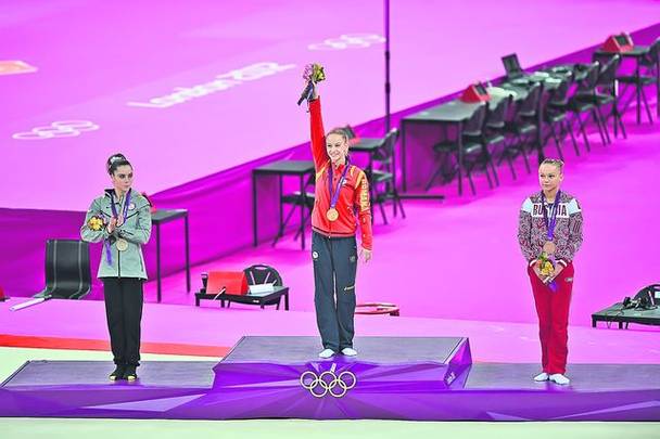 Sandra (în mijloc), un aur încradat de 