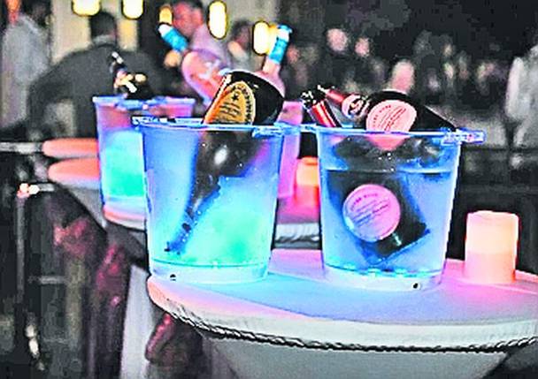 Vechile cuburi de gheaţă s-au cam demodat. Răceşte băutura cu stil!