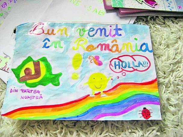 Copiii din bloc i-au întâmpinat pe Sabina, pe Sergiu, pe Adrian şi pe mama lor cu desene şi felicitări