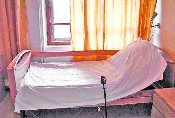 Aşa arată camera în care stă Zina Dumitrescu şi din care nu iese decât de trei ori pe zi, pentru a mânca