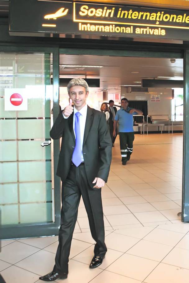 Dan Diaconescu a ieșit ieri la prânz din aeroport vesel, declarând că a fost plecat prin Europa să caute investitori pentru Oltchim