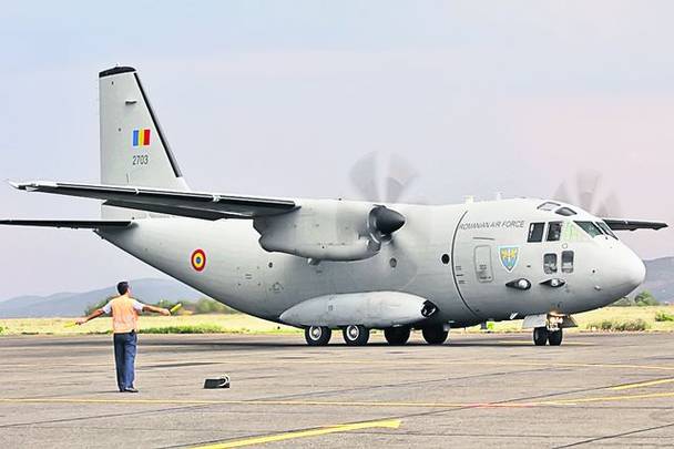 Avionul militar care i-a adus pe cei şase români, dar şi sicriul bebeluşului mort, a aterizat vineri la Iaşi