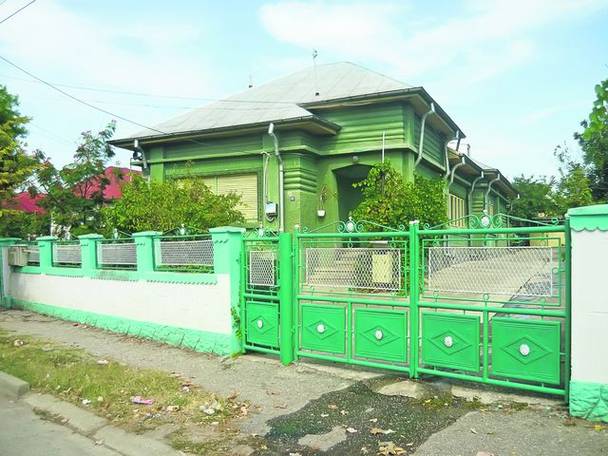 Casa în care s-a născut Dan Diaconescu se află în cartierul Protoşeni din Caracal. Imobilul are un singur nivel şi este construit şi compartimentat în stil vagon. Dincolo de curtea asfaltată, care se termină cu un garaj, se întinde o grădină de aproape jumătate de hectar, unde tatăl patronului OTV pune răzoare cu ceapă şi usturoi, creşte păsări şi porci