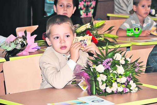 Un băieţel de la Colegiul Ortodox stă pentru prima dată în viaţa lui într-o bancă
