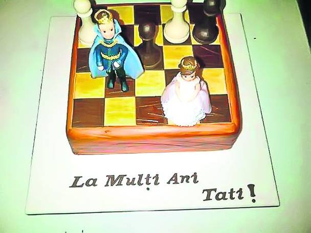 Prințul și prințesa de pe tortul lui Ponta îi reprezintă pe cei doi copii ai săi