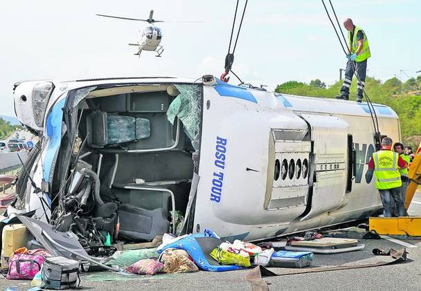 În 2 septembrie, un autocar plin cu pasageri români s-a răsturnat pe o autostradă din Franţa