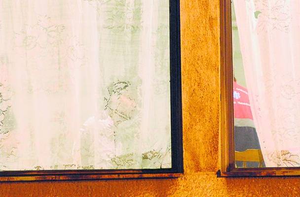 Paramedicul de pe ambulanţă l-a consultat pe Rapha (foto mic) într-o încăpere a Sălii de Cultură din Deva