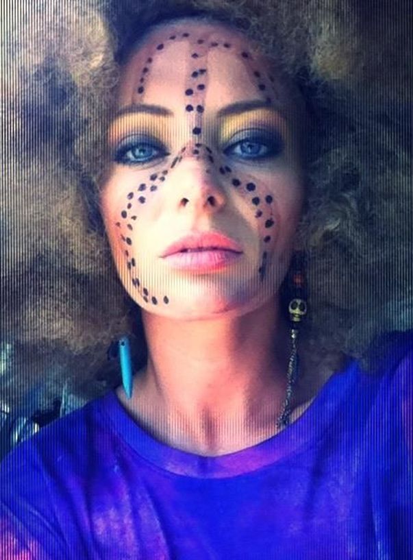 A DEVENIT UNA DE-A LOR! O recunoşti pe frumoasa noastră care a devenit o veritabilă africancă?