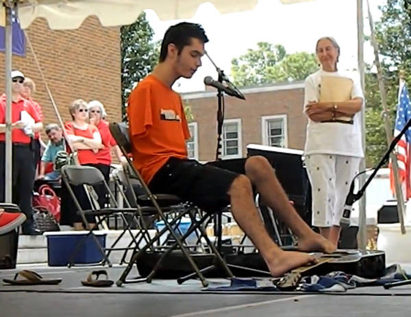 Românul care cântă cu picioarele: "Mă simt ca acasă în România"