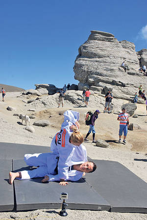 Trântă la înălţime | Alina Dumitru și Andreea Chițu au făcut demonstraţii de judo pe Platoul Bucegi