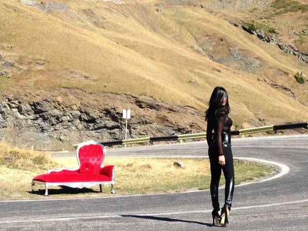 Adelina Pestrițu, pe TOCURI de 15 cm și îmbrăcată în LATEX pe Transfăgărășan