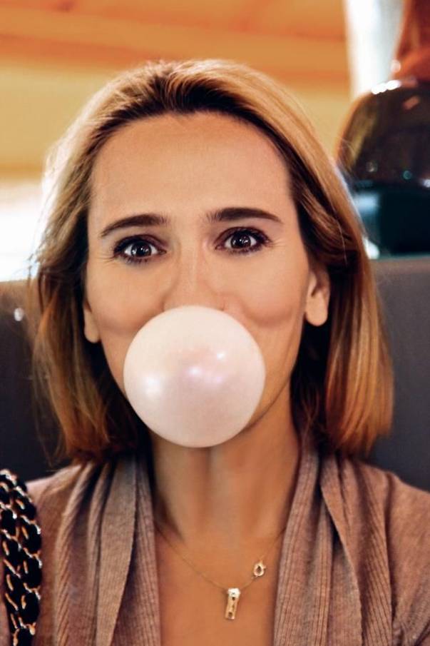 Așa chiar nu ai mai VĂZUT-O! Uite-o pe Andreea Esca într-o ipostază potrivită mai degrabă unui COPIL!