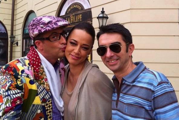 Andreea Raicu, iubită de colegi. Uite cum o sărută!