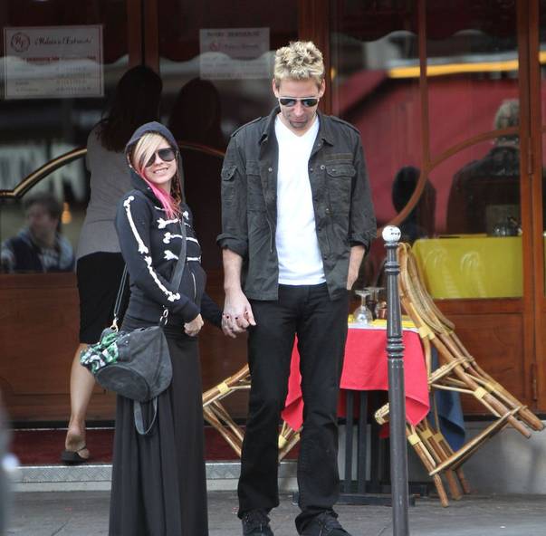 Avril Lavigne, pozată cu o burtică suspecta