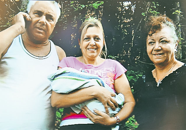 L-au găsit în pădure, acum vor să-l boteze | Bucureştenii care au salvat un bebeluş abandonat lângă Râşnov sunt impresionați de întâmplare 