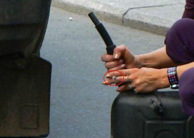 BLONDA ÎN PERICOL DE MOARTE! Incredibil ce face femeia asta!